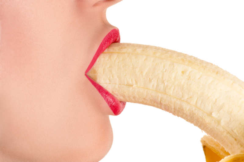 女性嘴唇吃香蕉特写