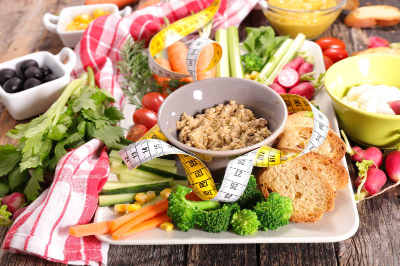 各种健康的减肥蔬菜和皮尺