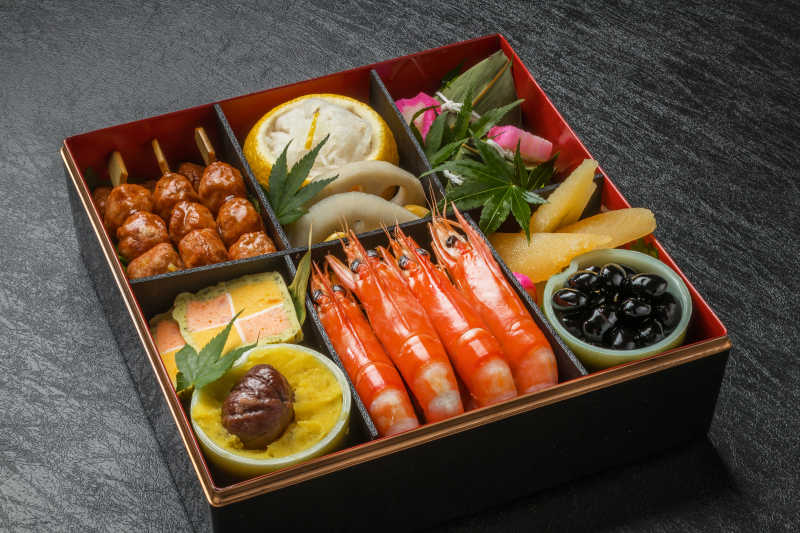 桌子上的日本美食拼盘