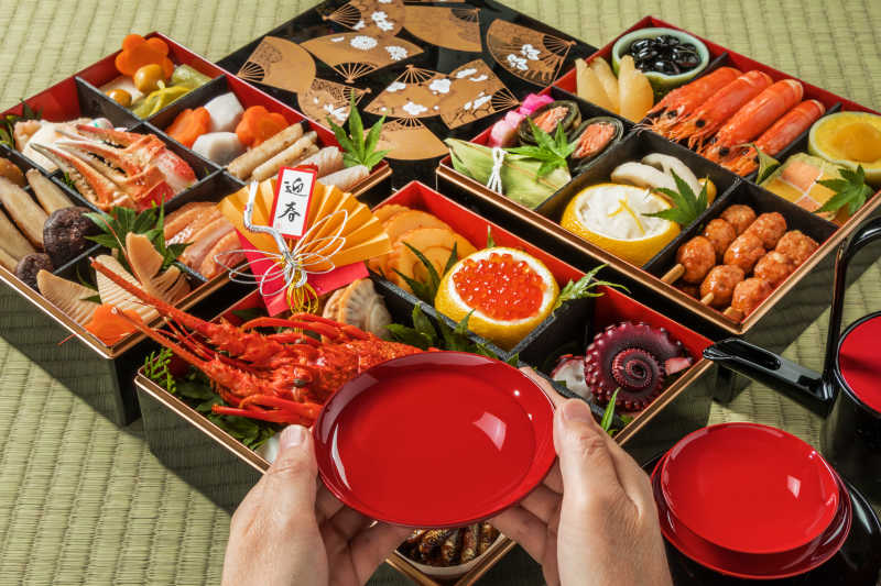 桌子上的美味寿司拼盘