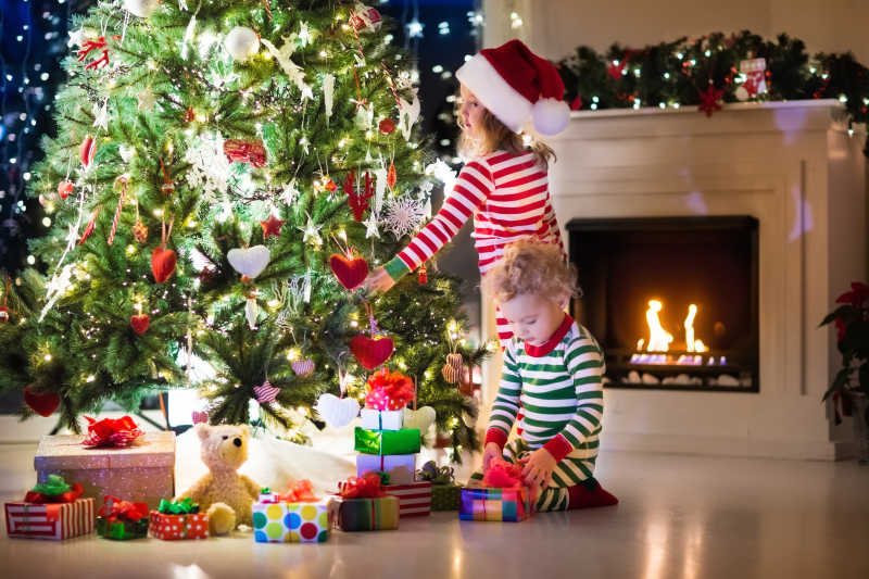 圣诞树下穿睡衣的孩子