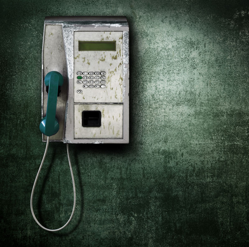 墙上的肮脏的旧电话