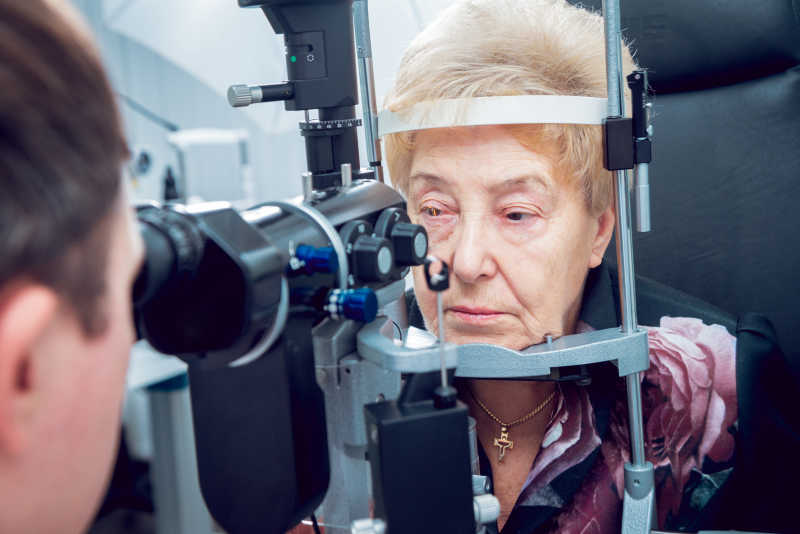 医生使用眼科设备来检查病人的眼睛