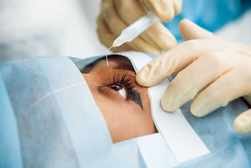 正在做眼科手术的病人
