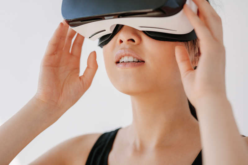 年轻美女使用VR眼镜