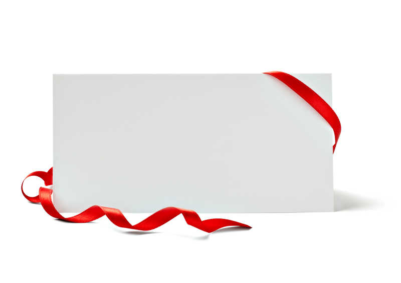 白色背景上缠着红丝带的空白卡片