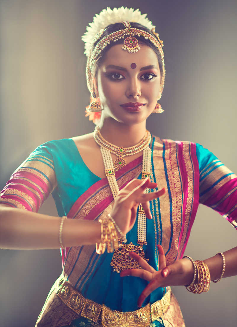 浅色背景下的跳舞的印度舞女