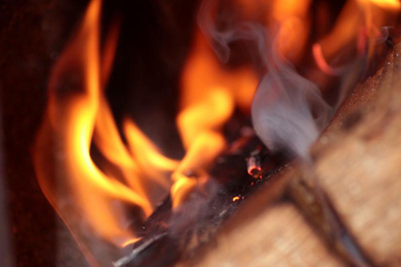 火焰燃烧的木材