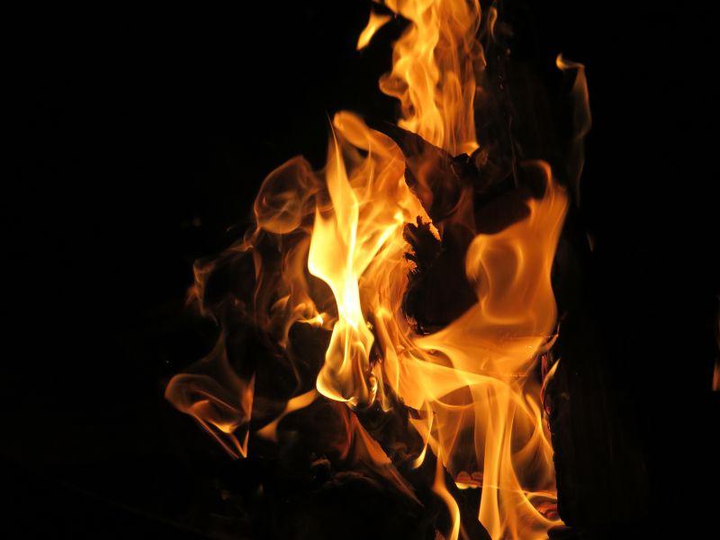 黑暗中燃烧火焰的木材