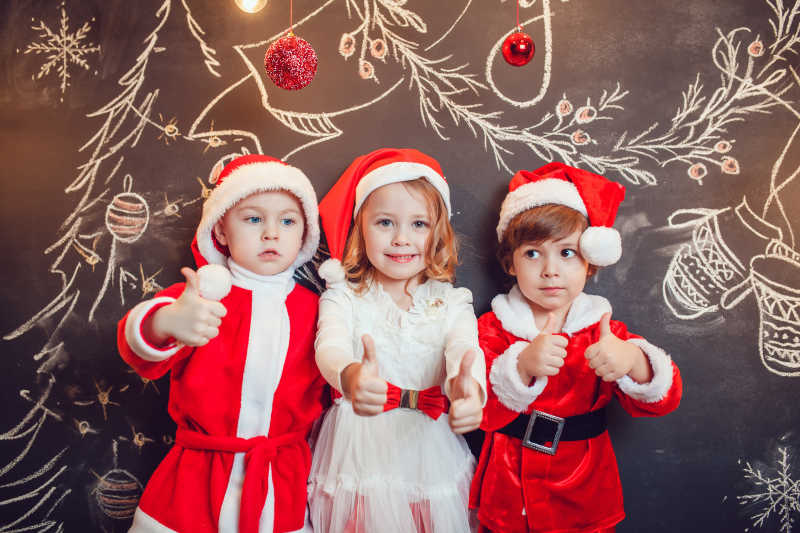 圣诞背景前的三个小孩子