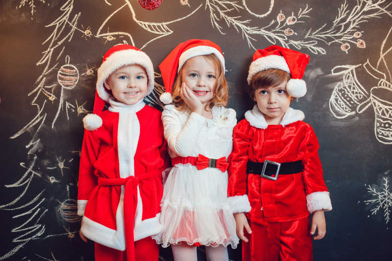 快乐的圣诞装扮的孩子