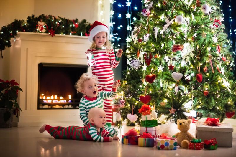 圣诞树下穿睡衣的孩子一起讨论
