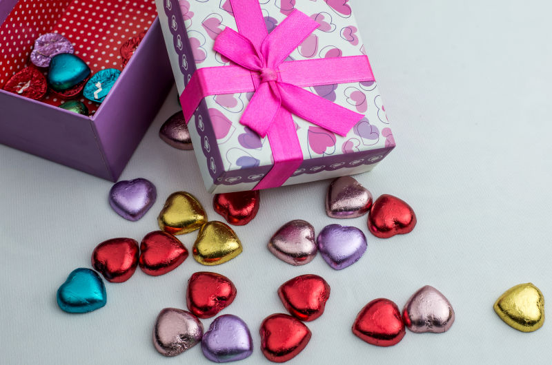 彩色纸包裹的心形巧克力装在礼物盒子里
