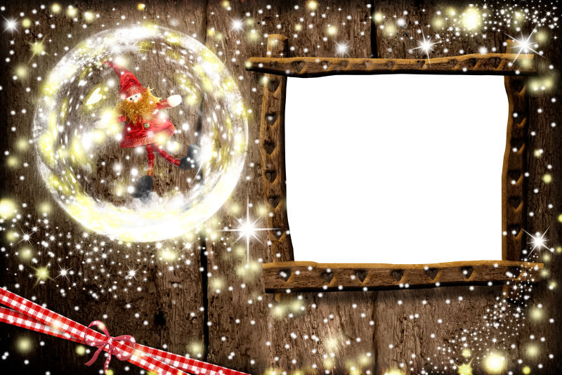 圣诞水晶球和悬挂在木壁上空相框