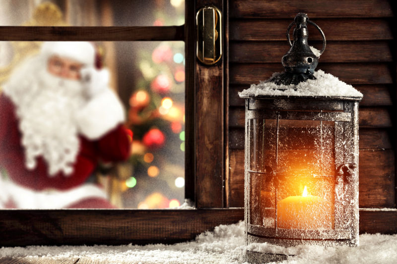 窗台上一盏明亮的圣诞灯笼