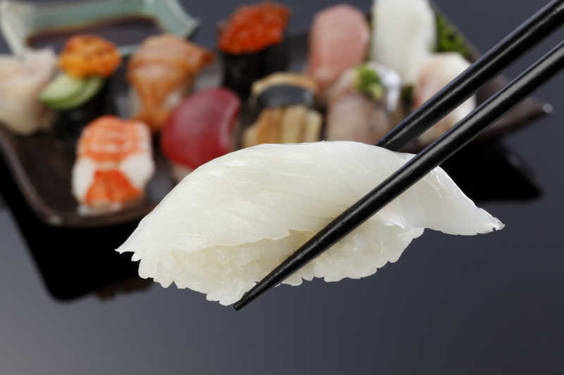 筷子上夹着的海鲜