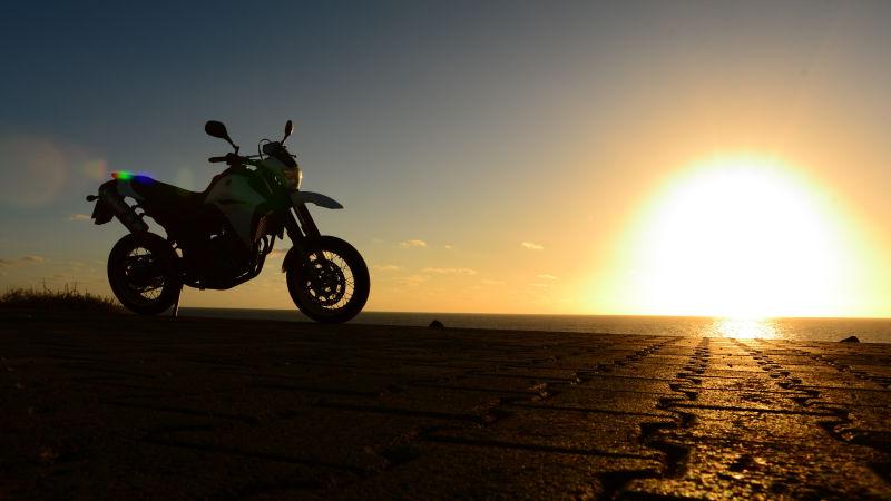日落中的摩托车
