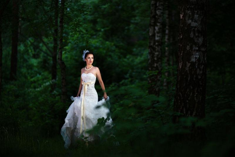 在森林里拍婚纱的新娘