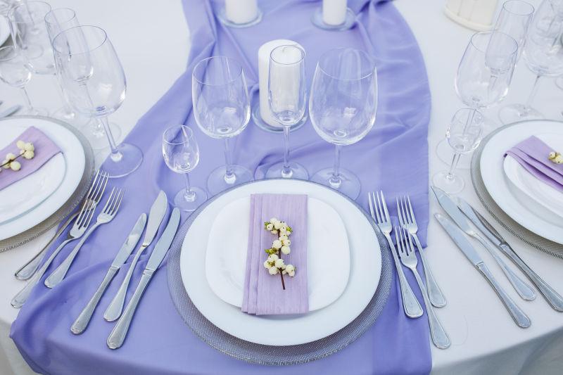 豪华婚礼的餐桌装饰