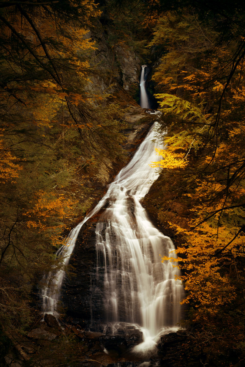 秋季佛蒙特州森林中的瀑布