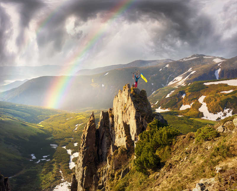 乌克兰山脉上的美丽的彩虹