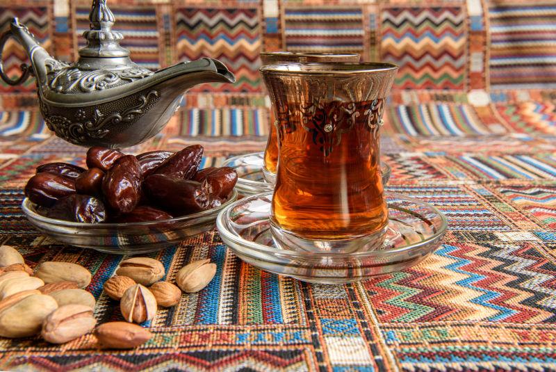 传统阿拉伯地毯上的坚果与茶