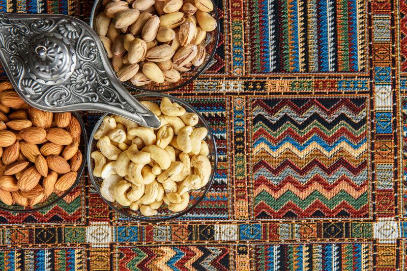 传统阿拉伯地毯上的坚果特色小吃