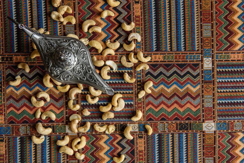 阿拉伯传统地毯上的腰果