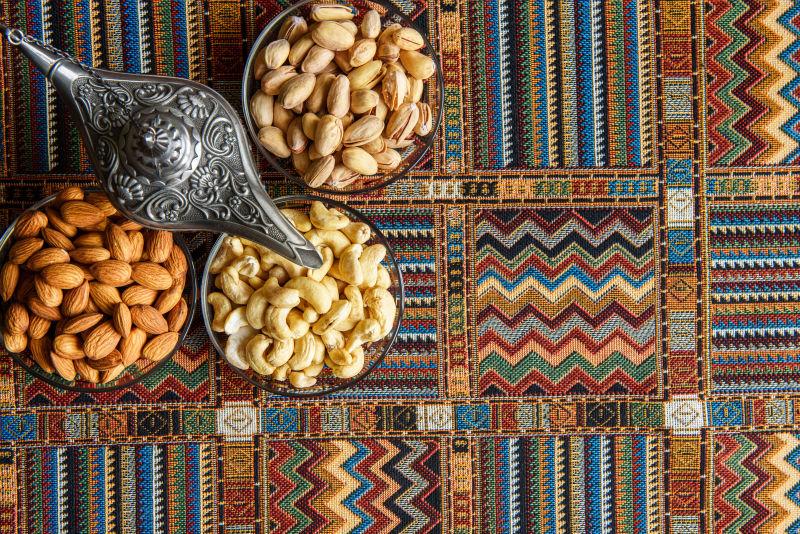 传统阿拉伯地毯上的坚果与青铜