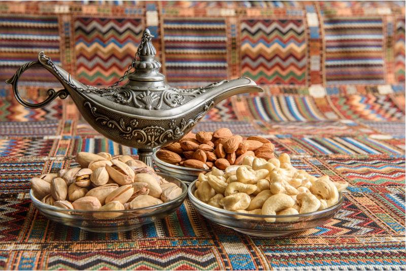 阿拉伯地毯上的坚果与茶