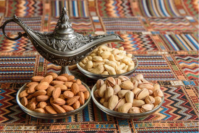 传统阿拉伯地毯上的坚果