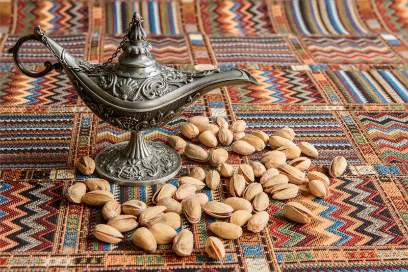 阿拉伯地摊上的坚果和传统茶壶