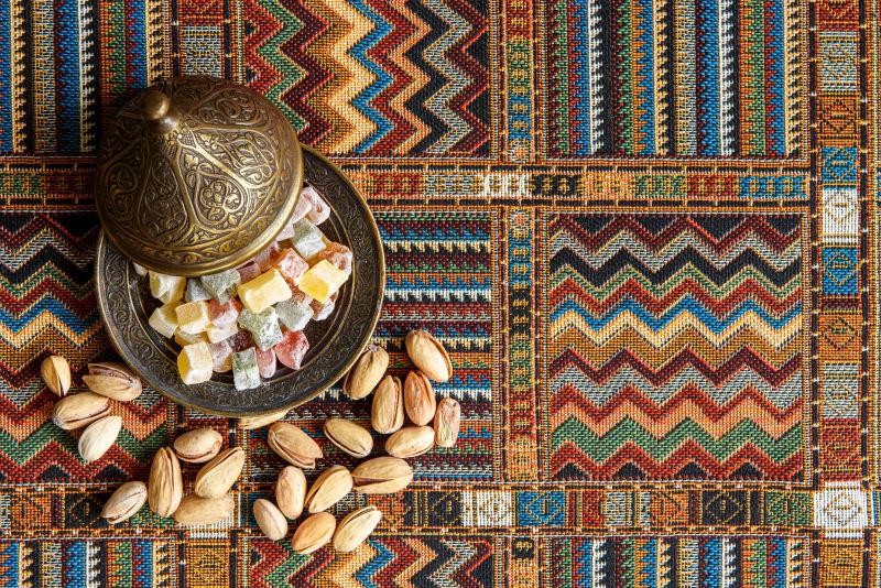传统阿拉伯地毯上的糖果与坚果