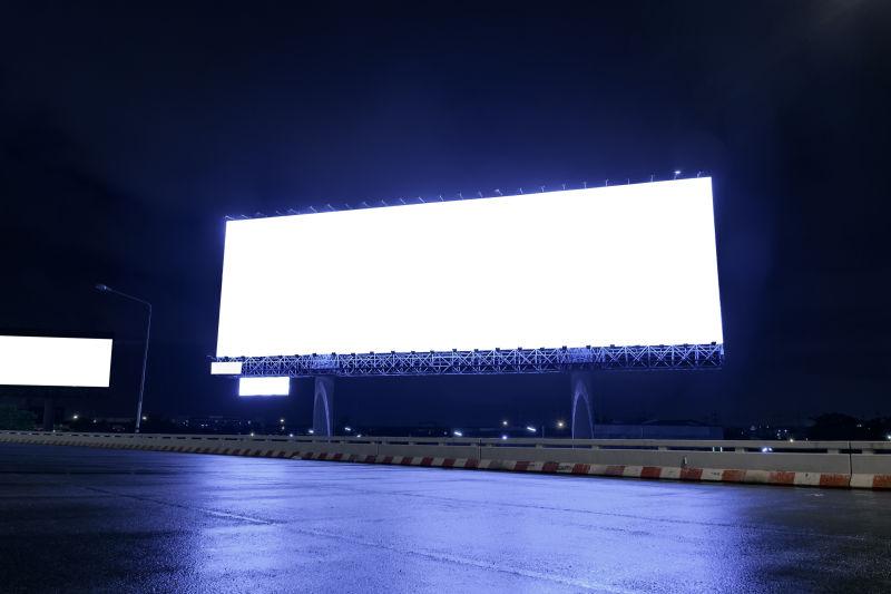 夜空下发着光的空白广告牌
