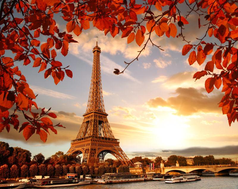 落日风景下的巴黎铁塔