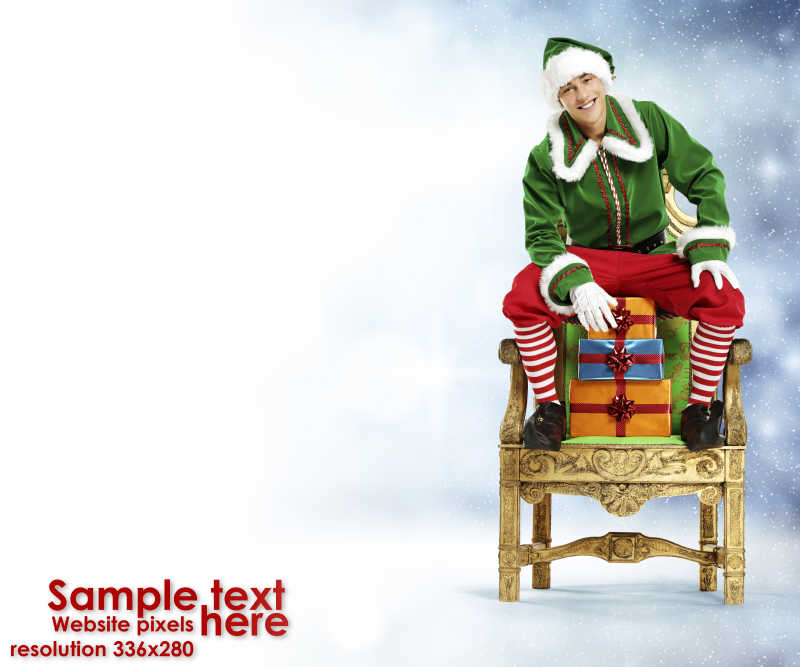 雪季背景中椅子上穿着绿色衣的圣诞老人