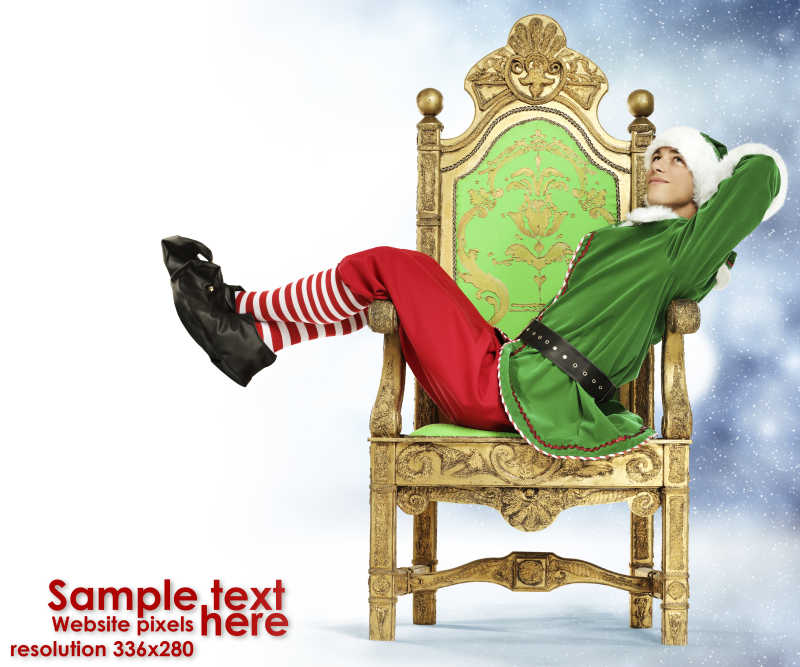雪季背景上穿着绿色衣服坐在椅子上的圣诞老人