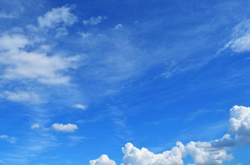 夏天里蔚蓝色的天空