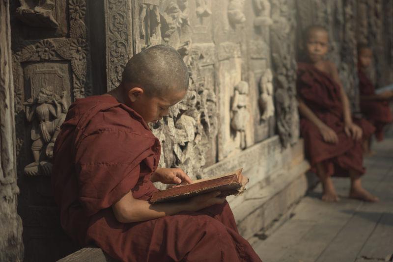 缅甸寺庙里在读书的小僧人